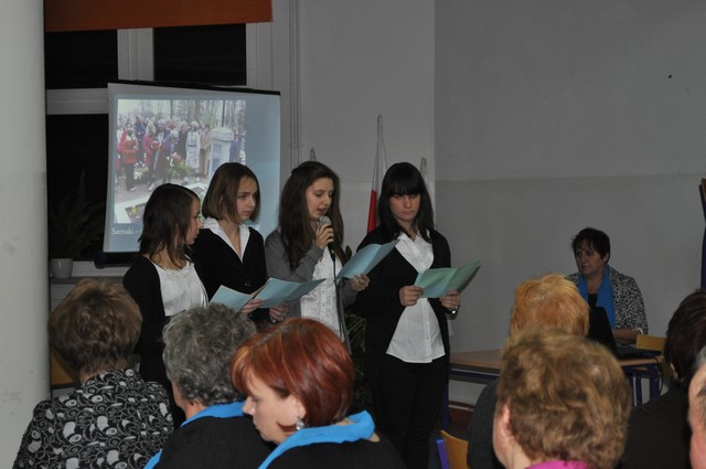 Uczennice gimnazjum odczytują cytaty o Ojczyźnie